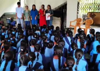 आश्रमशाळेत फुलवली परसबाग