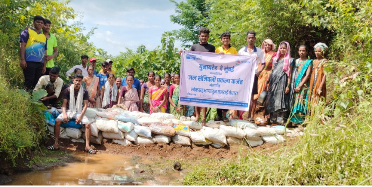 श्रमदानातून वनराई बंधारा