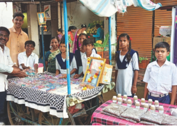 आश्रमशाळेतील विद्यार्थ्यांच्या आकर्षक पणत्या