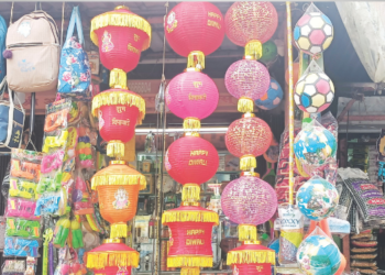 विविध साहित्यांनी सजल्या बाजारपेठा