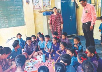 साखर शाळेत दिवाळीनिमित्त उपक्रम