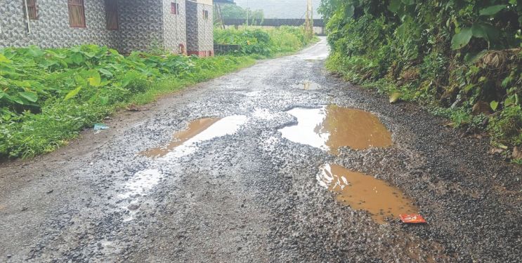 महिनाभरातच रस्त्यांची दुरवस्था