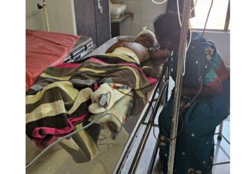 समाज मंदिराची भिंत कोसळून तिघे गंभीर