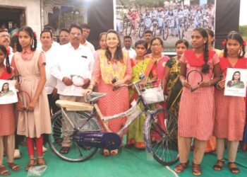 सायकलच्या चाकातून शिक्षणाला गती- चित्रलेखा पाटील