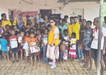 आदिवासी मुलांच्या चेहर्‍यावर हसू