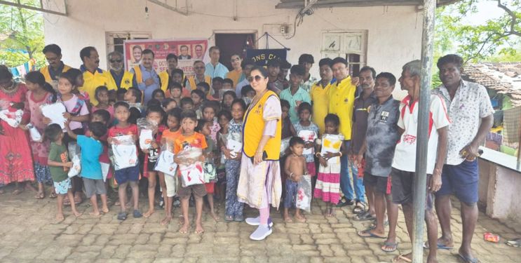 आदिवासी मुलांच्या चेहर्यावर हसू