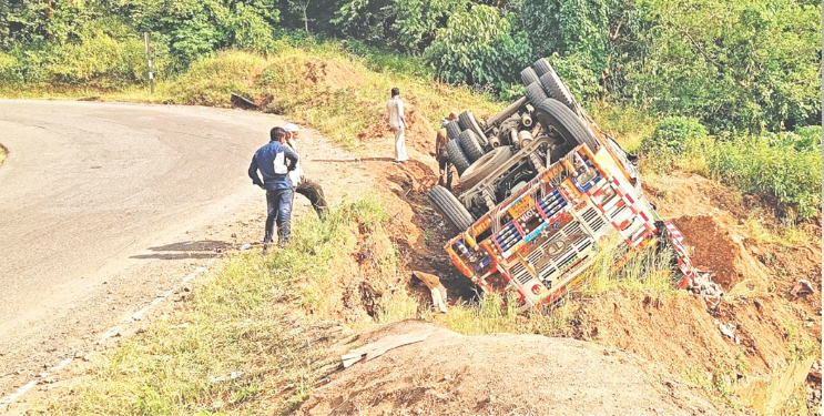 मद्य वाहतुकीचा ट्रक पलटी