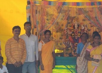 आदिवासी महिलांना साड्यांचे वाटप