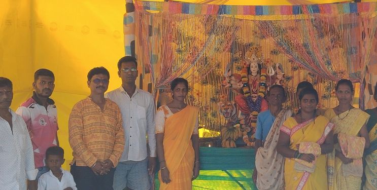 आदिवासी महिलांना साड्यांचे वाटप