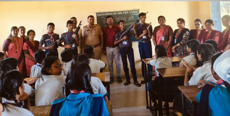 कोलाड पोलिसांनी दिली विद्यार्थ्यांना शस्त्रांची माहिती