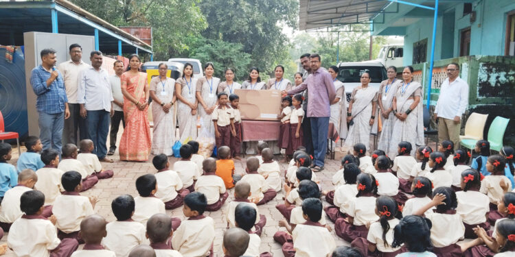 आश्रम शाळेला स्मार्ट टिव्हीचे वाटप