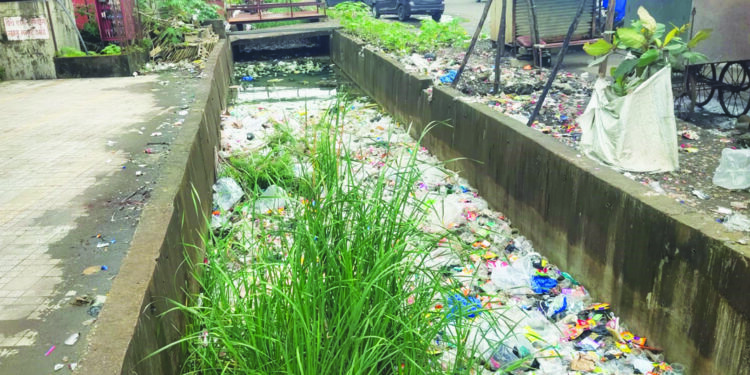 जेएनपीएच्या गटारात कचर्‍याचे साम्राज्य