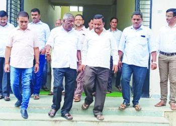 शेकाप नेते जयंत पाटील यांची महाड कृषी उत्पन्न बाजार समितीला भेट