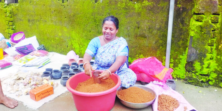घटस्थापनेसाठी मातीला मागणी
