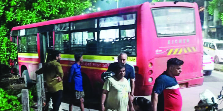 एनएमएमटी बसचा अपघात