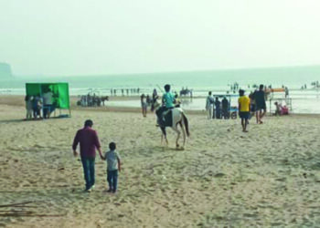 काशीद बीचवर पर्यटकांनी लावली हजेरी