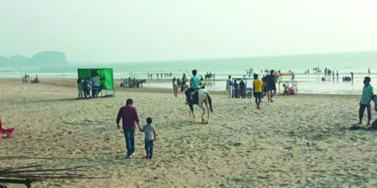 काशीद बीचवर पर्यटकांनी लावली हजेरी