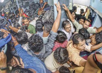 वांद्रे रेल्वे स्थानकावर चेंगराचेंगरी; नऊ जण जखमी