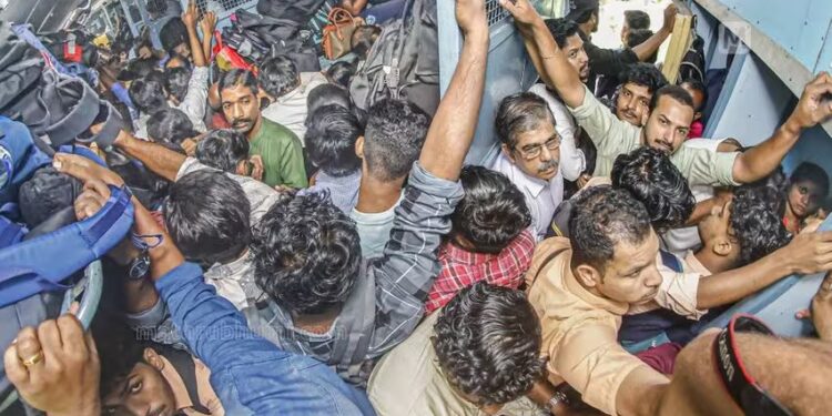 वांद्रे रेल्वे स्थानकावर चेंगराचेंगरी; नऊ जण जखमी