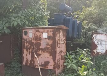 नेरळमध्ये वीज रोहित्राला मुलगा चिकटला