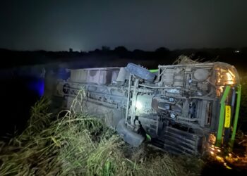 मुंबई-गोवा राष्ट्रीय महामार्गावर बस पलटी; चालकासह प्रवासी गंभीर जखमी