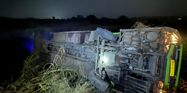 मुंबई-गोवा राष्ट्रीय महामार्गावर बस पलटी; चालकासह प्रवासी गंभीर जखमी