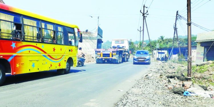मुंबई-गोवा महामार्गावर अपघाताचा धोका