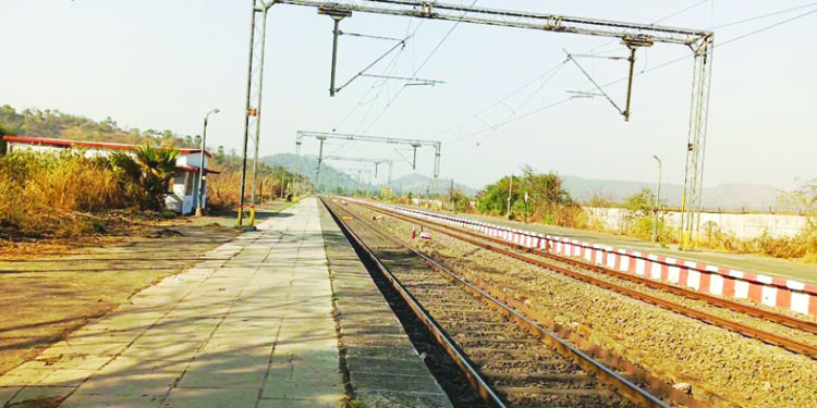 रेल्वे स्थानकाला समस्यांचा विळखा
