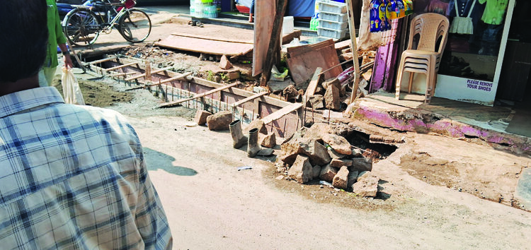 दादर पुलावरील गटाराचे काम संथ गतीने