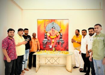 बाळासाहेब ठाकरे यांना अभिवादन