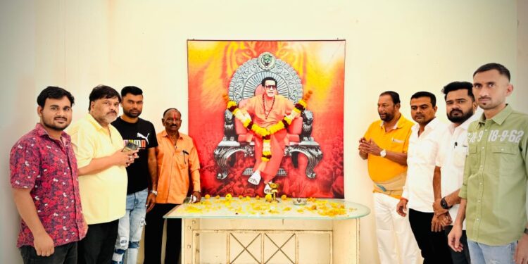 बाळासाहेब ठाकरे यांना अभिवादन