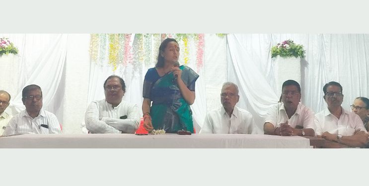 आमदार गुवाहाटीला, कारखाने गुजरातला- चित्रलेखा पाटील