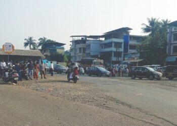 एसटी बसेस थांबत नसल्याने प्रवाशांचे हाल