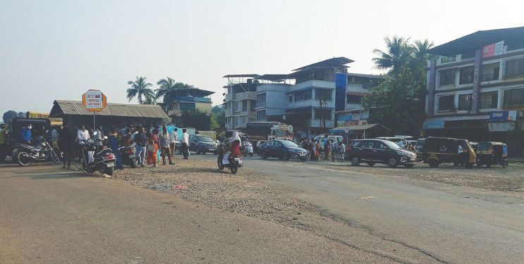 एसटी बसेस थांबत नसल्याने प्रवाशांचे हाल