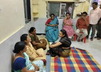 नाईक कुटुंबियांचे चित्रलेखा पाटील यांच्याकडून सांत्वन