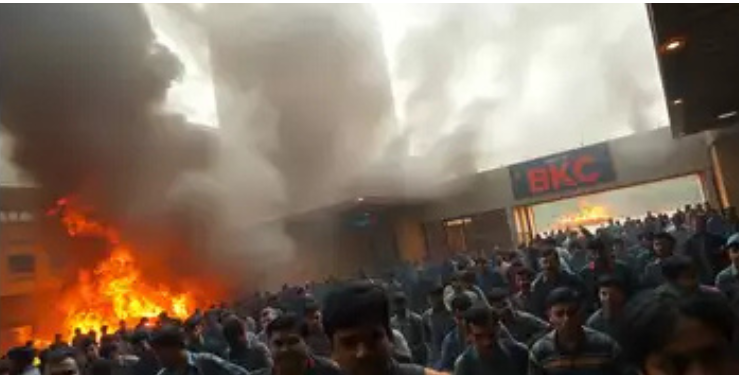 बीकेसी मेट्रो स्टेशनला भीषण आग; मेट्रो सेवा ठप्प