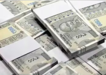 मुंबईत कारमध्ये सापडले कोट्यवधी रुपये