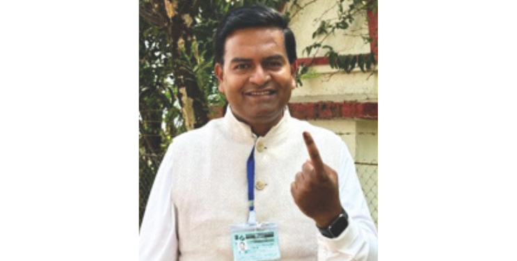 उमेदवारांचे भवितव्य मतपेटीत बंद