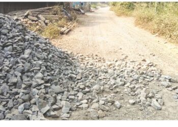 बेलोशी-वावे रस्त्यावरील खडी धोकादायक