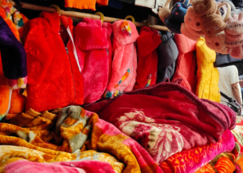 बाजारात उबदार कपड्यांची आकर्षक रंगसंगती