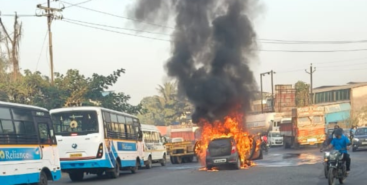 कोनगावजवळ बर्निंग कारचा थरार