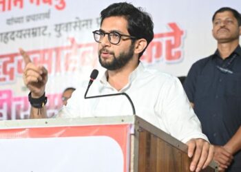 बाकड्यावर नाचणार्‍याला खाली खेचा- आदित्य ठाकरे