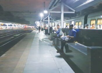 कर्जत स्थानकात अंधाराचे साम्राज्य