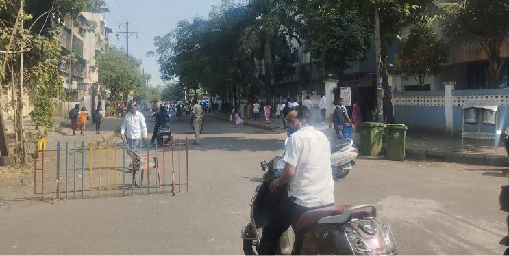 मतदान केंद्राबाहेर शिट्टी जोरात
