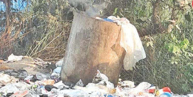 रस्त्याच्या कडेला कचर्‍याचा ढिगारा