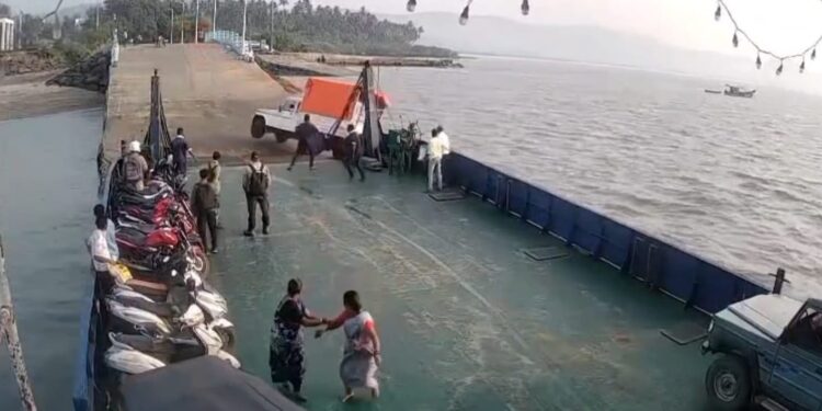 रिव्हर्स घ्यायला गेला आणि थेट समुद्रात कोसळला… पहा व्हिडिओ