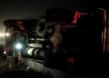 मालाने भरलेला ट्रक पलटी 