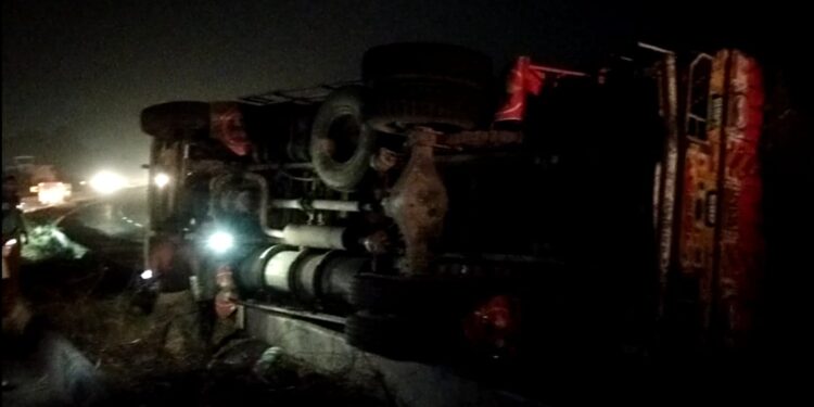 मालाने भरलेला ट्रक पलटी 