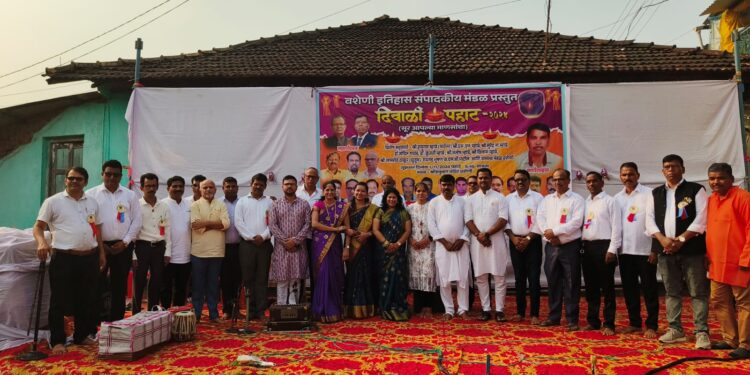 दिवाळी पहाट कार्यक्रमाने गावपण जागवले- प्रा.एल. बी पाटील