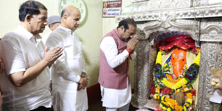 काँग्रेसकडून वरदविनायकाला साकडे